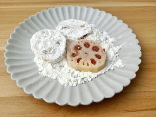 莲藕饼,做好的莲藕拍上一层玉米淀粉。