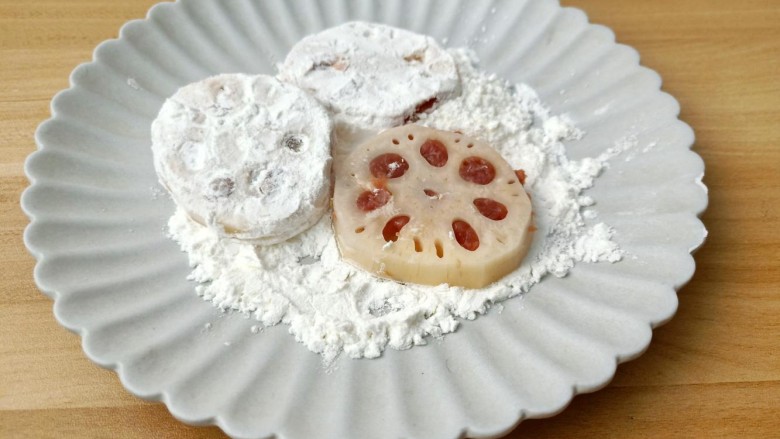 莲藕饼,做好的莲藕拍上一层玉米淀粉。