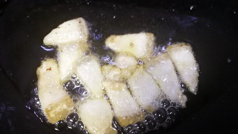 猪油拌面,锅里的水开后，改小火慢慢熬，水逐渐消失，油慢慢变多。