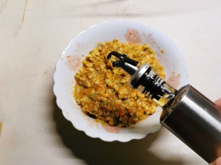 莲藕饼,剁碎的莲藕与肉馅拌匀，放入芝麻油增香，搅拌均匀。