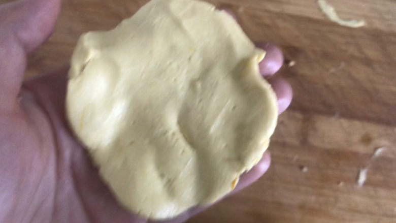 南瓜紫薯糯米月饼🥮,取一个南瓜球用手压成薄饼状