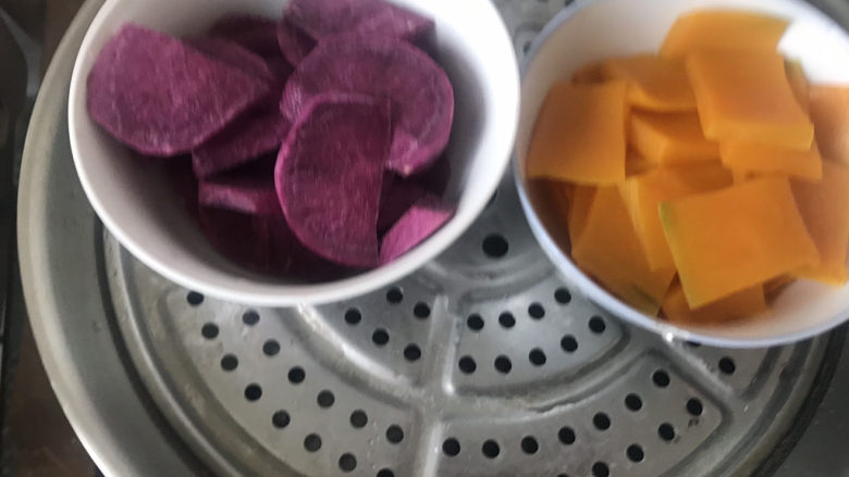 南瓜紫薯糯米月饼🥮,上锅蒸熟