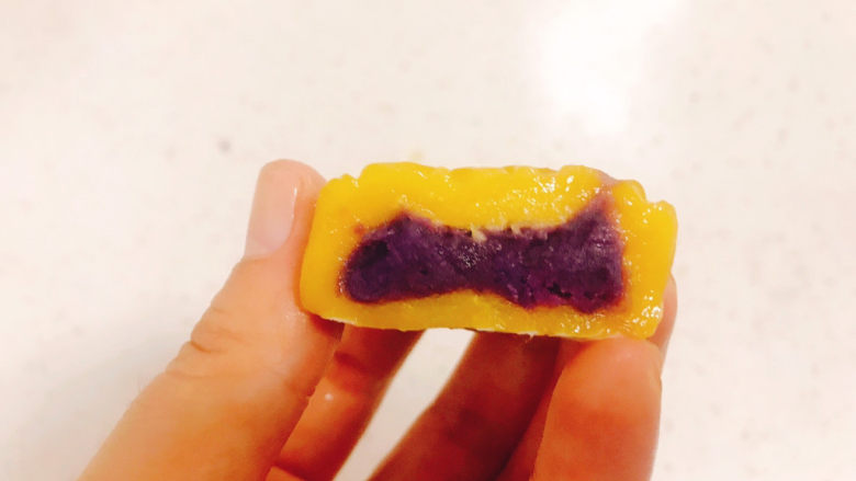 南瓜紫薯糯米月饼🥮,取出来不烫手就可以吃了，软糯香甜