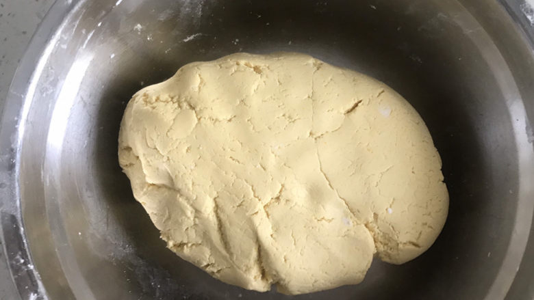 南瓜紫薯糯米月饼🥮,继续揉成光滑的面团