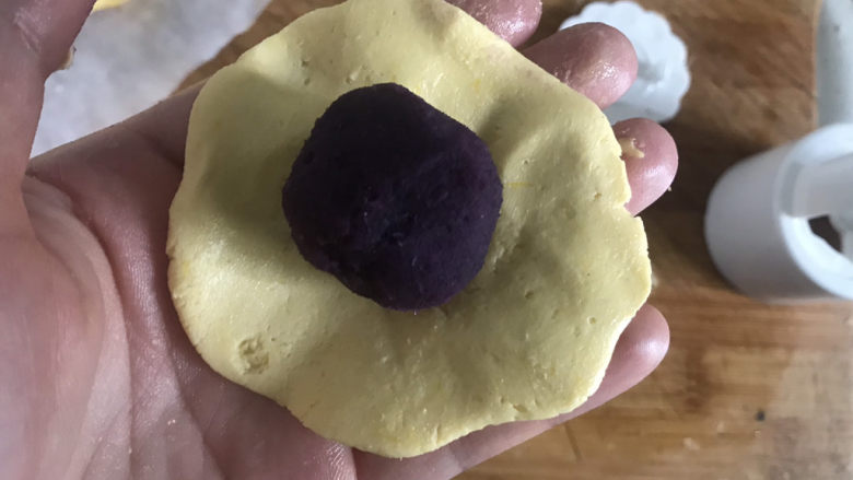 南瓜紫薯糯米月饼🥮,包入紫薯馅