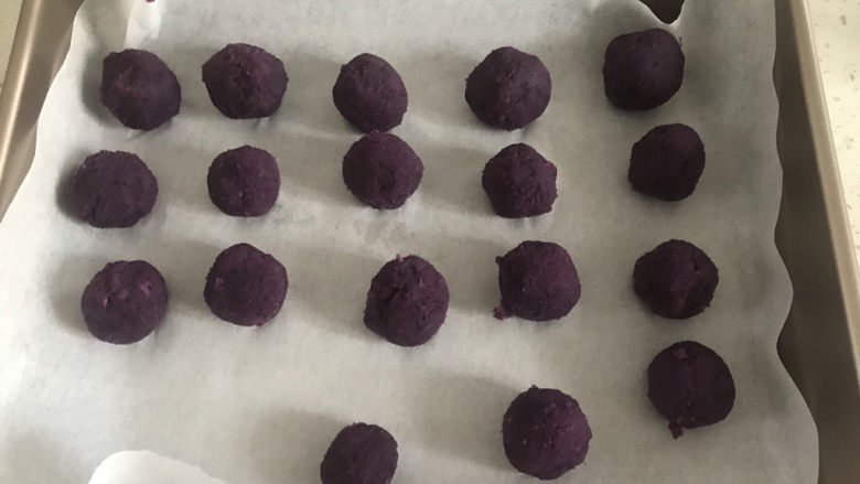 南瓜紫薯糯米月饼🥮,手上抹油，揪适量紫薯泥揉成球
