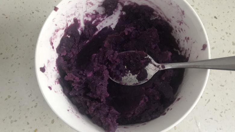 南瓜紫薯糯米月饼🥮,搅拌均匀备用
