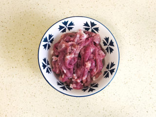 茭白木耳炒肉,先来腌制一下猪肉，使其更加入味