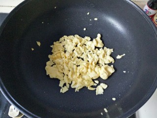 西兰花炒鸡蛋,炒锅中加入2勺油烧热，倒入鸡蛋液，成型后，用筷子搅散