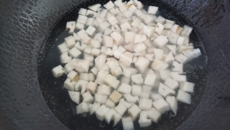 糖醋莲藕,锅里水烧开加入少许盐，放入莲藕丁焯水一分钟