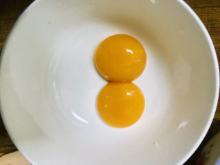 耳光炒饭,两颗笨鸡蛋取蛋黄