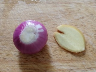 莲藕饼,一个小圆葱，一片姜。
