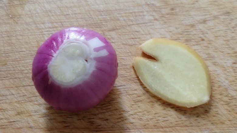 莲藕饼,一个小圆葱，一片姜。