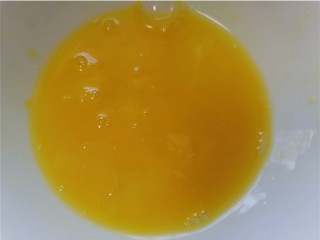 酸豆角炒鸡蛋,将蛋液搅打均匀
