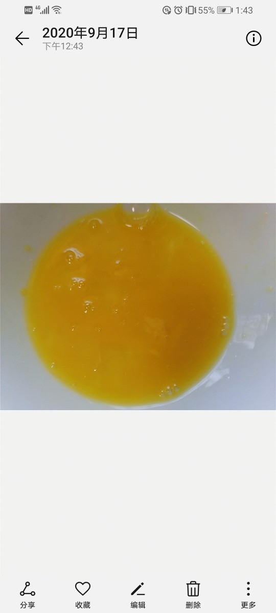 酸豆角炒鸡蛋,将蛋液搅打均匀