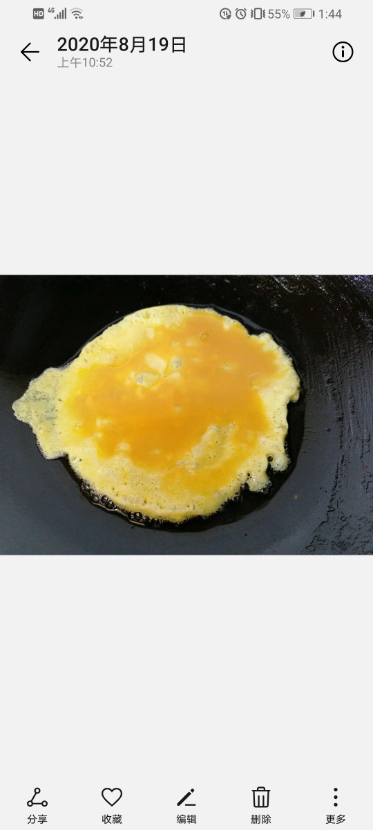 酸豆角炒鸡蛋,锅内放油烧热倒入蛋液