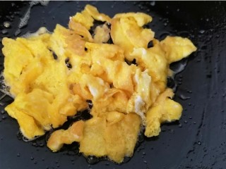 酸豆角炒鸡蛋,将鸡蛋快速炒成小块然后盛出