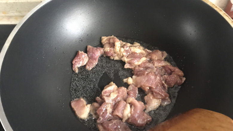 茭白木耳炒肉,起锅热油下肉片