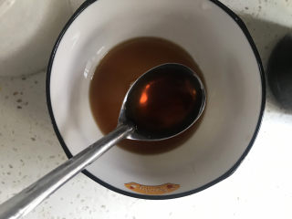 糖醋莲藕,取一小碗加入3勺醋