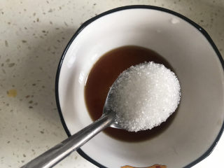 糖醋莲藕,加入2勺白糖