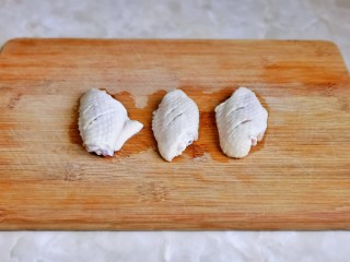 蒜香鸡翅,泡好后擦干水分，划两刀，便于腌制时入味。