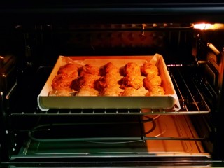 蒜香鸡翅,入烤箱中层，上下190度烤30分钟。
