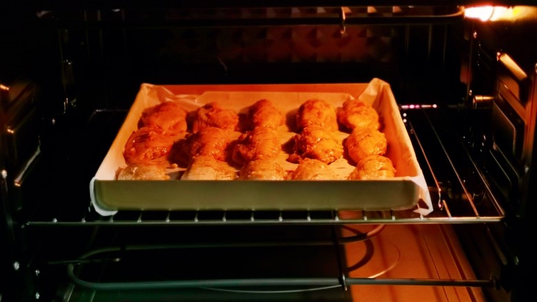 蒜香鸡翅,入烤箱中层，上下190度烤30分钟。