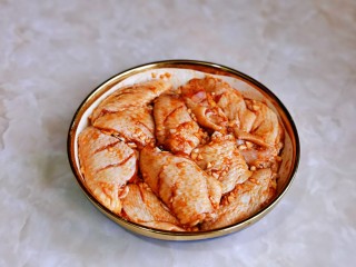 蒜香鸡翅,充分抓拌均匀，腌制2小时以上，时间越长越入味。