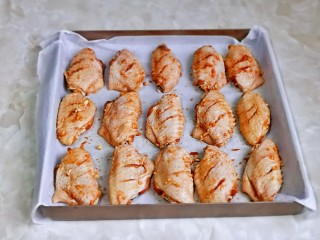 蒜香鸡翅,腌制好的鸡翅摆放在垫好油纸的烤盘中，把蒜泥留下来哈。
