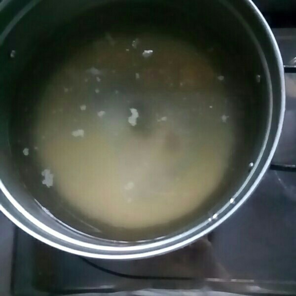 苹果小米粥,锅中加水，放小米大火煮。