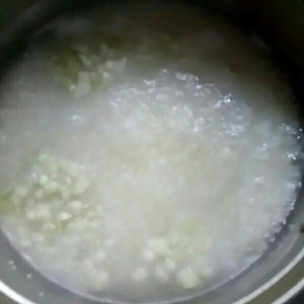苹果小米粥,苹果放入粥中熬煮。