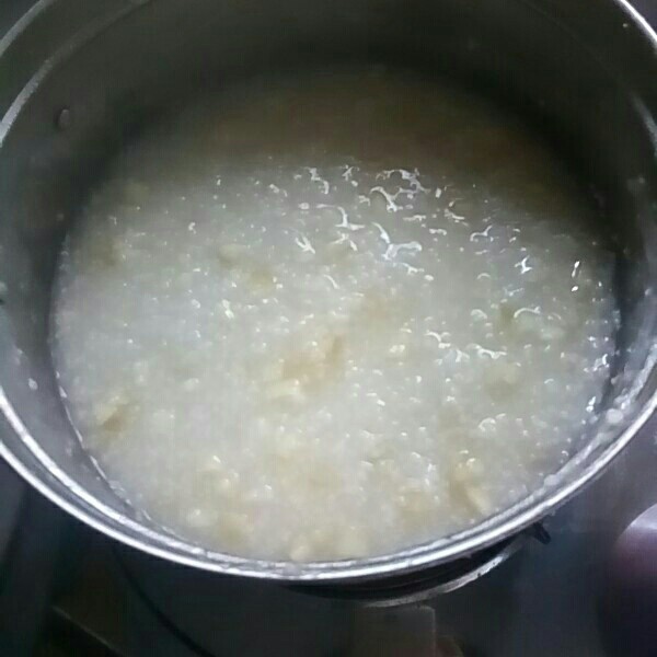 苹果小米粥,文火煮粥。