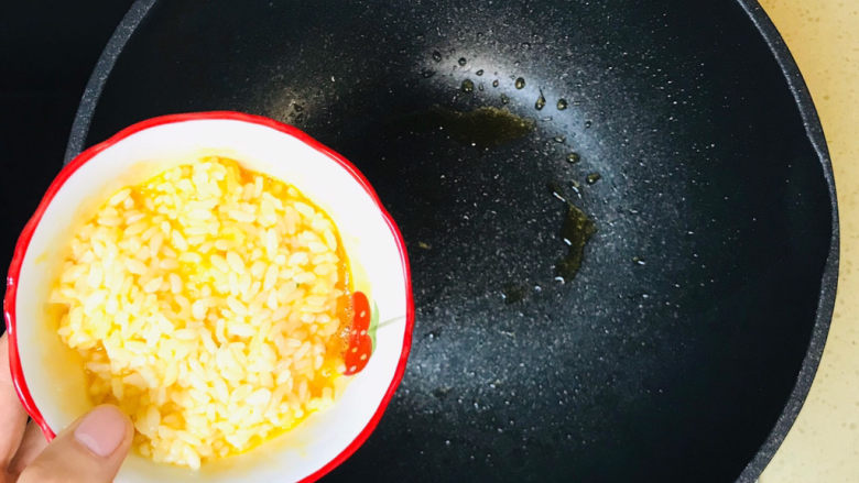 耳光炒饭,利用油锅，继续加入米饭，煸炒至鸡蛋液凝固