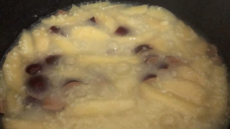 苹果小米粥,三十分钟后的样子，把苹果条捞出