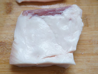 猪油拌面,猪板油洗净，用厨房纸擦干表层的水分。