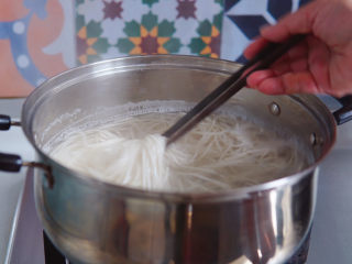 猪油拌面,锅中水沸后，放入挂面，煮开两个滚，就可以捞出。