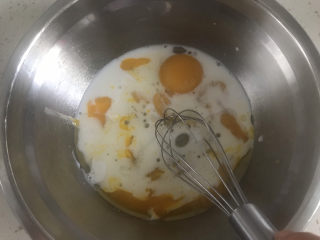 玉米面杯子蛋糕（少油少糖粗粮蛋糕）,先处理蛋黄糊，蛋黄中加入15克糖，25克油，50克牛奶
