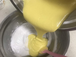 玉米面杯子蛋糕（少油少糖粗粮蛋糕）,翻拌好的蛋黄糊再全部倒入蛋白霜中