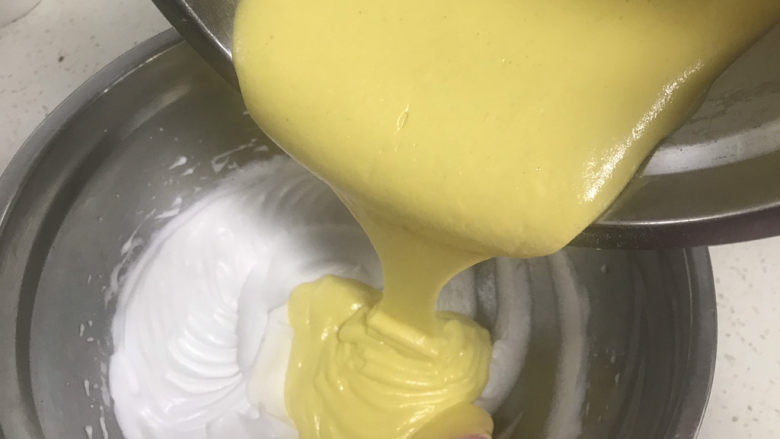玉米面杯子蛋糕（少油少糖粗粮蛋糕）,翻拌好的蛋黄糊再全部倒入蛋白霜中
