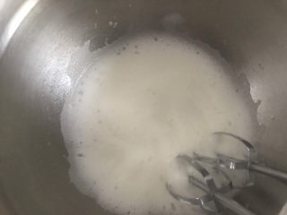 玉米面杯子蛋糕（少油少糖粗粮蛋糕）,打发至粗泡泡变的细腻时加入第二次白砂糖