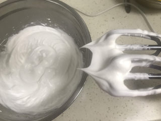 玉米面杯子蛋糕（少油少糖粗粮蛋糕）,打发至干性发泡，提起打蛋器蛋白有直立的小尖角