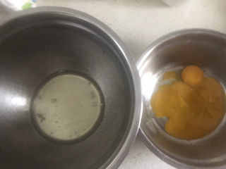 玉米面杯子蛋糕（少油少糖粗粮蛋糕）,准备两个干净无油无水的盆，分离蛋清和蛋黄，蛋白里不能掉入蛋黄，否则蛋白打不起来，分离好的蛋白放冰箱冷藏备用