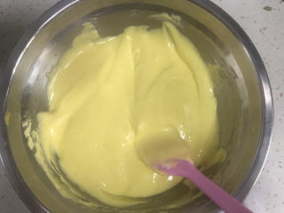 玉米面杯子蛋糕（少油少糖粗粮蛋糕）,取1/3的蛋白霜到蛋黄糊中翻拌均匀