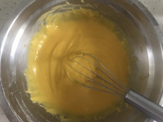 玉米面杯子蛋糕（少油少糖粗粮蛋糕）,搅拌均匀（可以不必注意翻拌手法，玉米油不会起筋）拌好的蛋黄糊有点稠