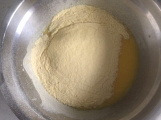 玉米面杯子蛋糕（少油少糖粗粮蛋糕）,再分两次筛入玉米面