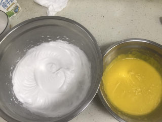 玉米面杯子蛋糕（少油少糖粗粮蛋糕）,蛋白打发好了，开始把它们翻拌到一起