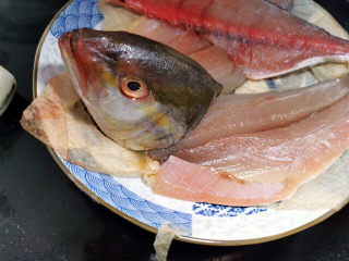 豆芽炒粉条,挑自己喜欢的鱼，切开鱼头，片下鱼肉，剔除中间鱼刺