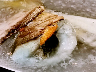 豆芽炒粉条,鱼头煎过，加水熬成鱼高汤