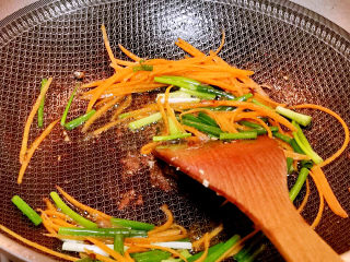 豆芽炒粉条,利用煎鱼的油，炒香葱与红萝卜丝