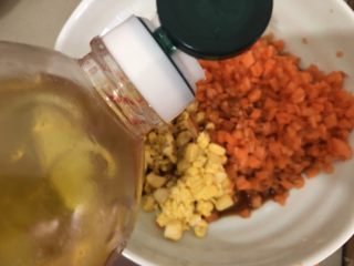 水晶蒸饺,把红萝卜、玉米装一起加入少许生抽和油搅匀一下